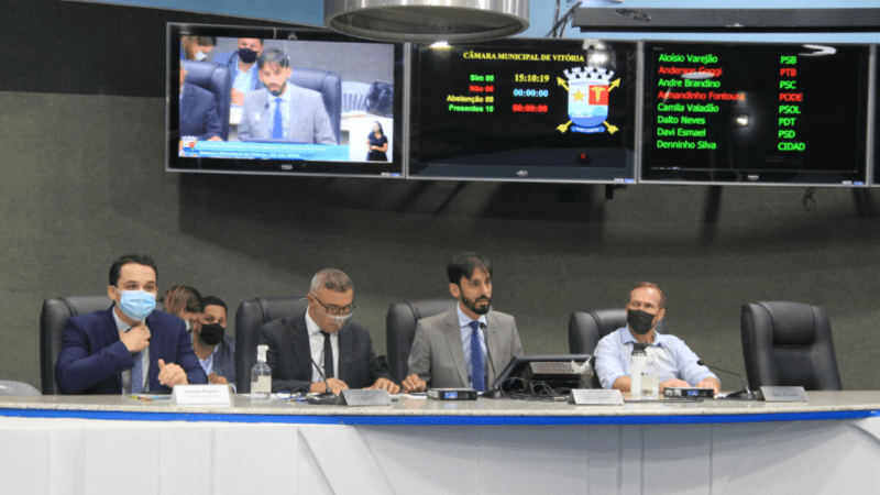 Prefeito de Vitória presta contas do primeiro ano de seu mandato na Câmara Municipal