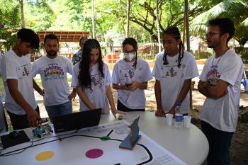 Torneio de robótica é marcado por diversão, colaboração e disputas acirradas