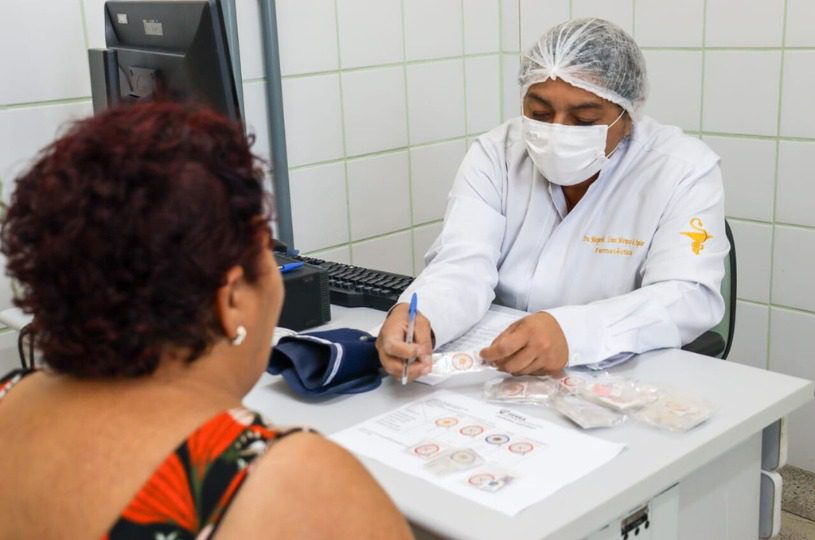 Farmacêutico realiza atendimento individual e auxilia pacientes na correta utilização de medicamentos