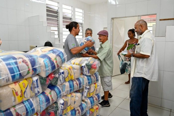 Moradores de Vitória recebem cestas de alimentos na manhã desta sexta (29)
