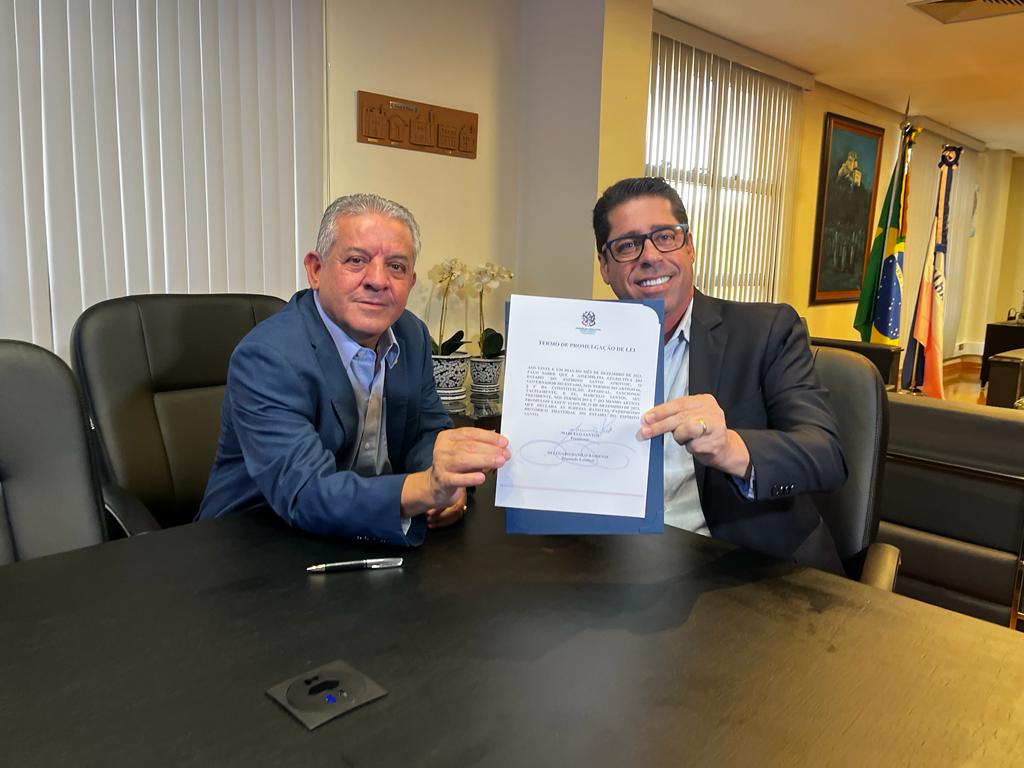 Presidente da Ales formaliza Lei que enaltece a Festa do Tropeiro de Ibatiba e as igrejas Batista como patrimônio do Espírito Santo