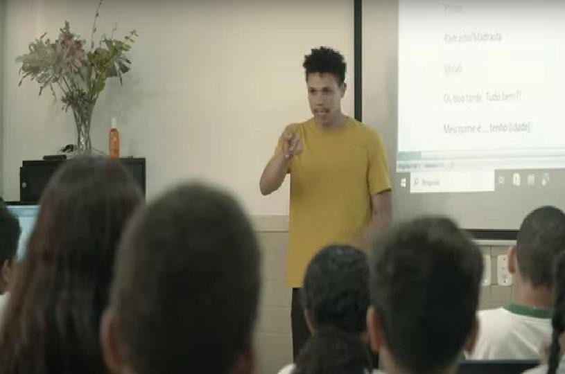 Inclusão em destaque: Professor ensina Língua de Sinais para alunos da EMEF Maria Istela Modenesi