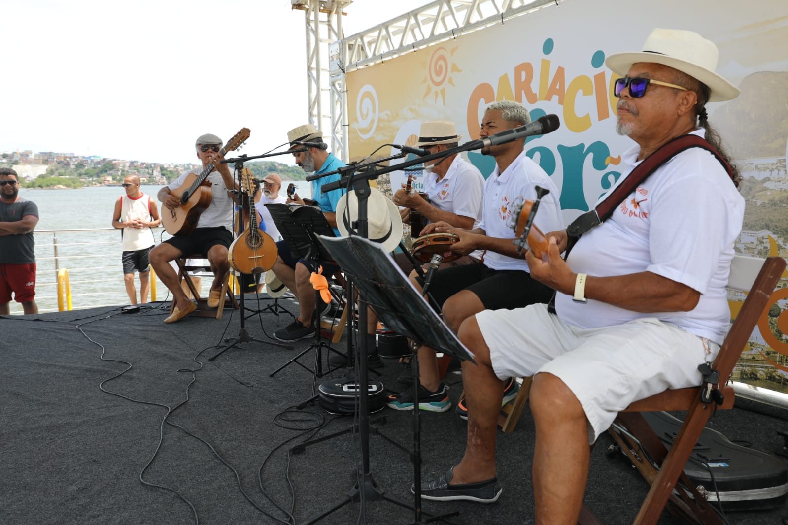Grupo Choro da Ilha encanta a Nova Orla de Cariacica com cavaquinhos e pandeiros