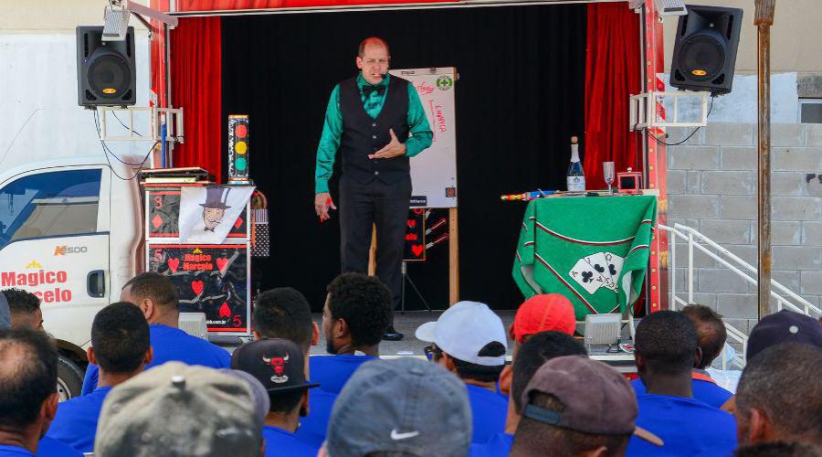 Mágico apresenta show itinerante em Vila Velha com duas apresentações gratuitas