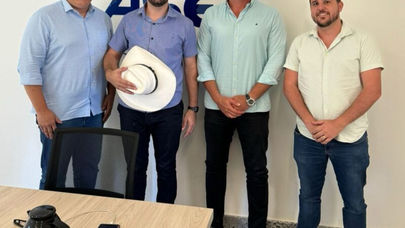 Muribeca visita setor empresarial da Serra na companhia de Erick Musso