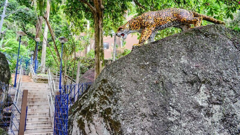 Mulheres exploram a Gruta da Onça em visita guiada nesta terça-feira (26)