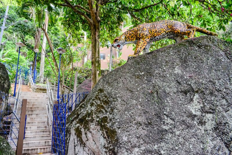 Mulheres exploram a Gruta da Onça em visita guiada nesta terça-feira (26)