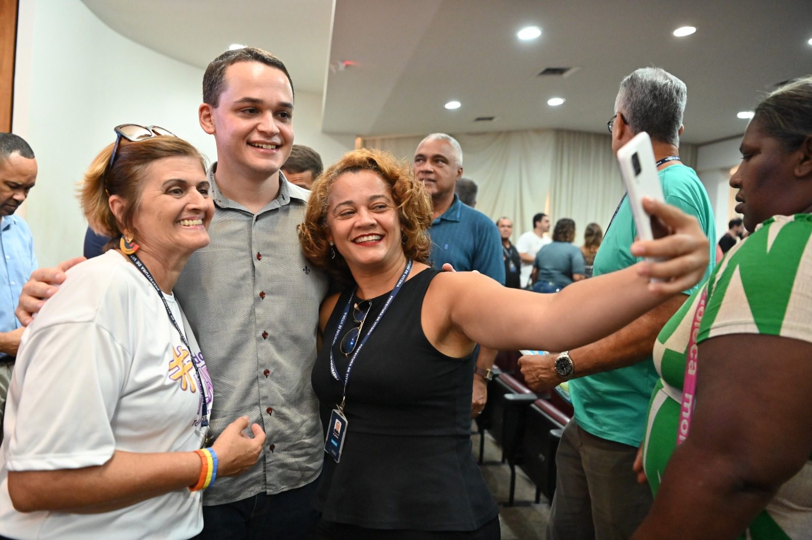 Servidores da PMV comemoram: Pazolini é aclamado e erguido nos braços