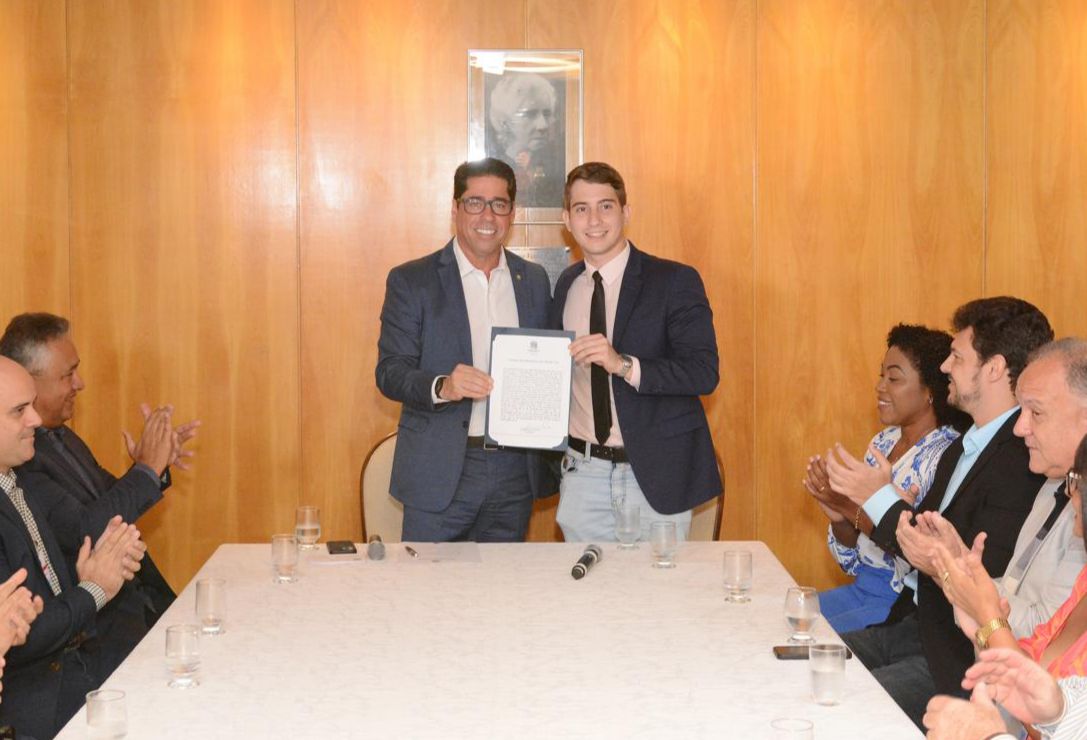 Lei promulgada pela Assembleia isenta comerciantes da responsabilidade de afixar plaquinhas