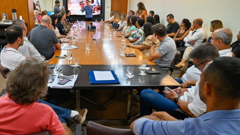 Lei sancionada por Pazolini garante reajuste de 32,2% aos servidores de Vitória em dois anos