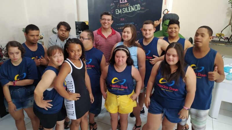 Biblioteca Pública Municipal recebe visita de crianças e adolescentes do Cariacica Down