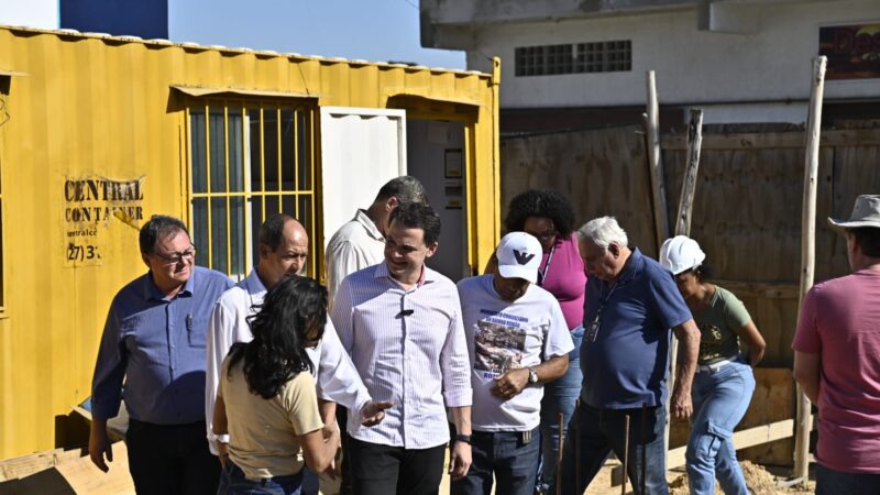 Pazolini visita obras da quadra poliesportiva no Romão, que será convertida em mini-centro esportivo