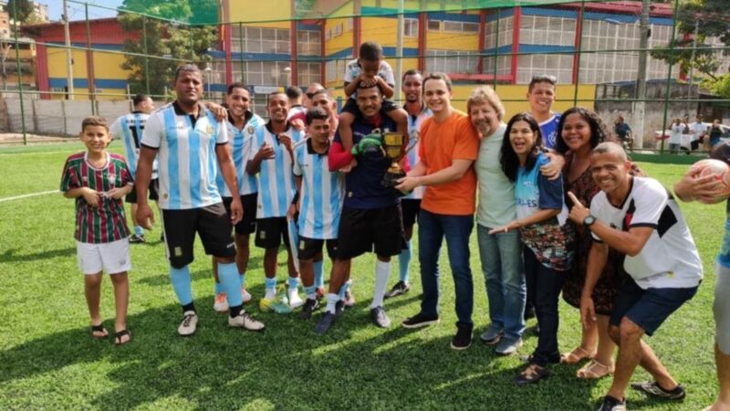 Pazolini aproveita feira e futebol em um domingo tradicional