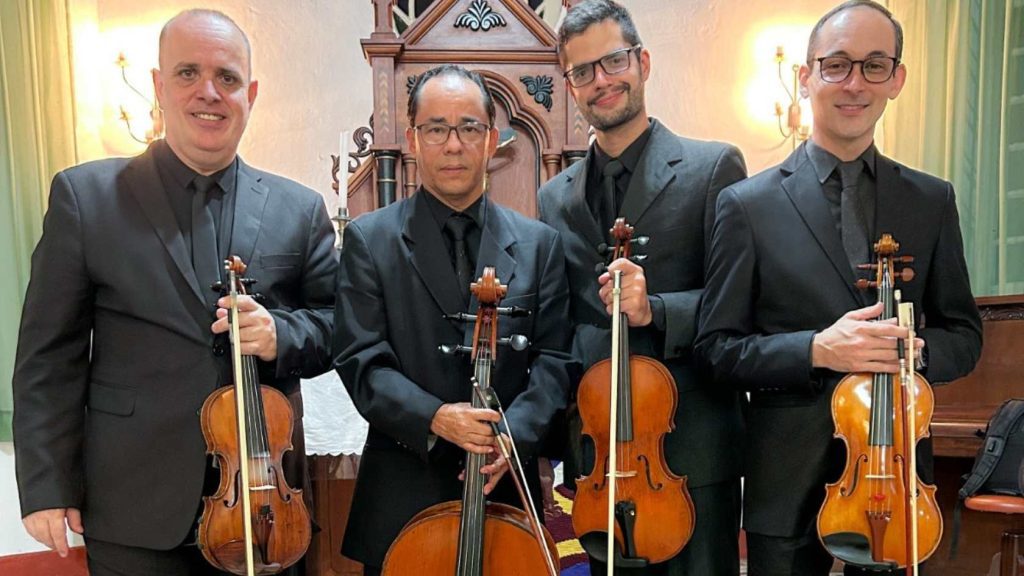 Solidariedade nos Shows: Pazolini e Cris Samorini Arrecadam Doações no Verão de Camburi