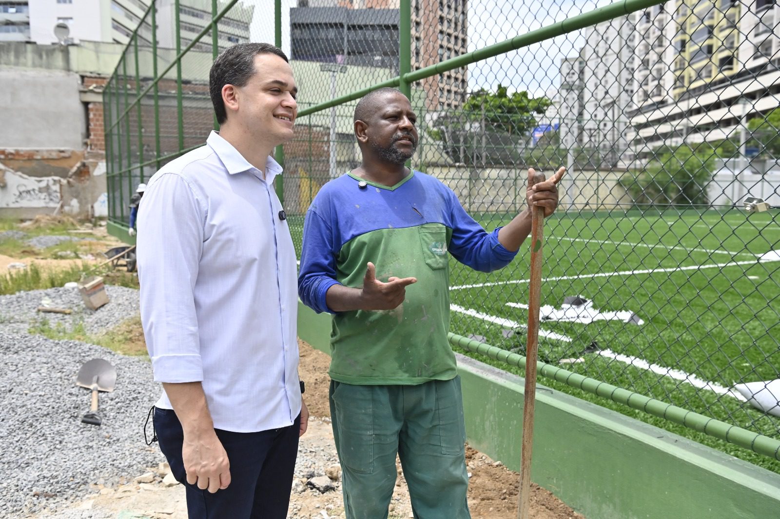 Pazolini Inspeciona Progresso da Construção do Campo de Grama Sintética no Bairro Santa Lúcia