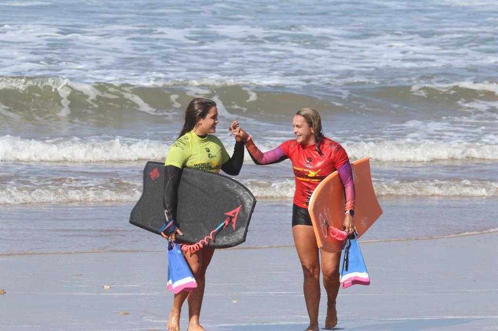 Neymara e Luna em busca de uma vaga nas quartas de final do Circuito Mundial de Bodyboarding no Marrocos