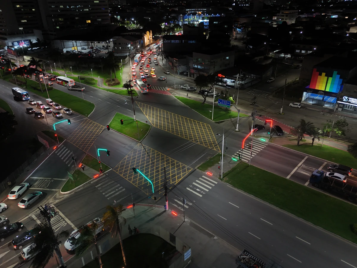 Semáforos iluminados e sensores no asfalto: Serra começa a implantar 1ª avenida inteligente do ES