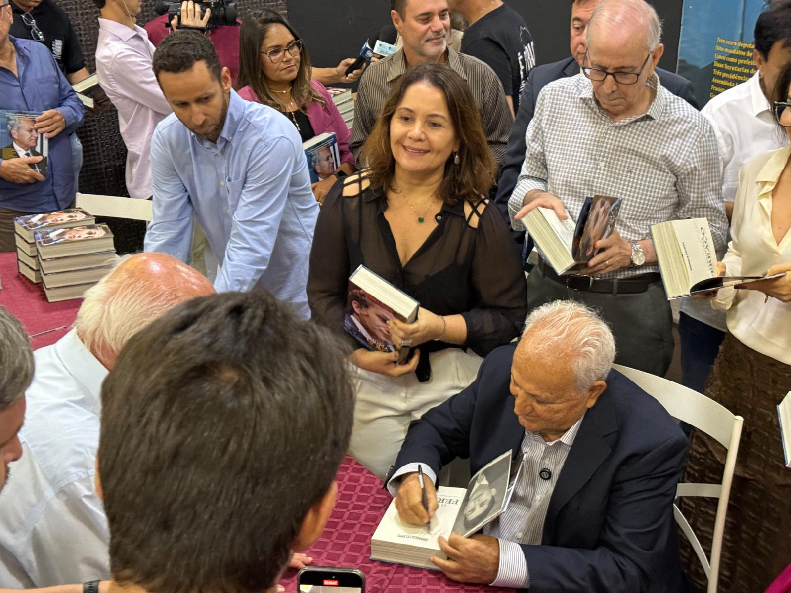 Pré-lançamento da biografia de Theodorico Ferraço emociona Cachoeiro e reúne lideranças políticas