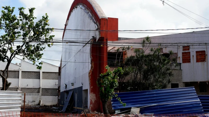 Cobertura do Ginásio Jones dos Santos Neves desaba durante reforma; ninguém ficou ferido
