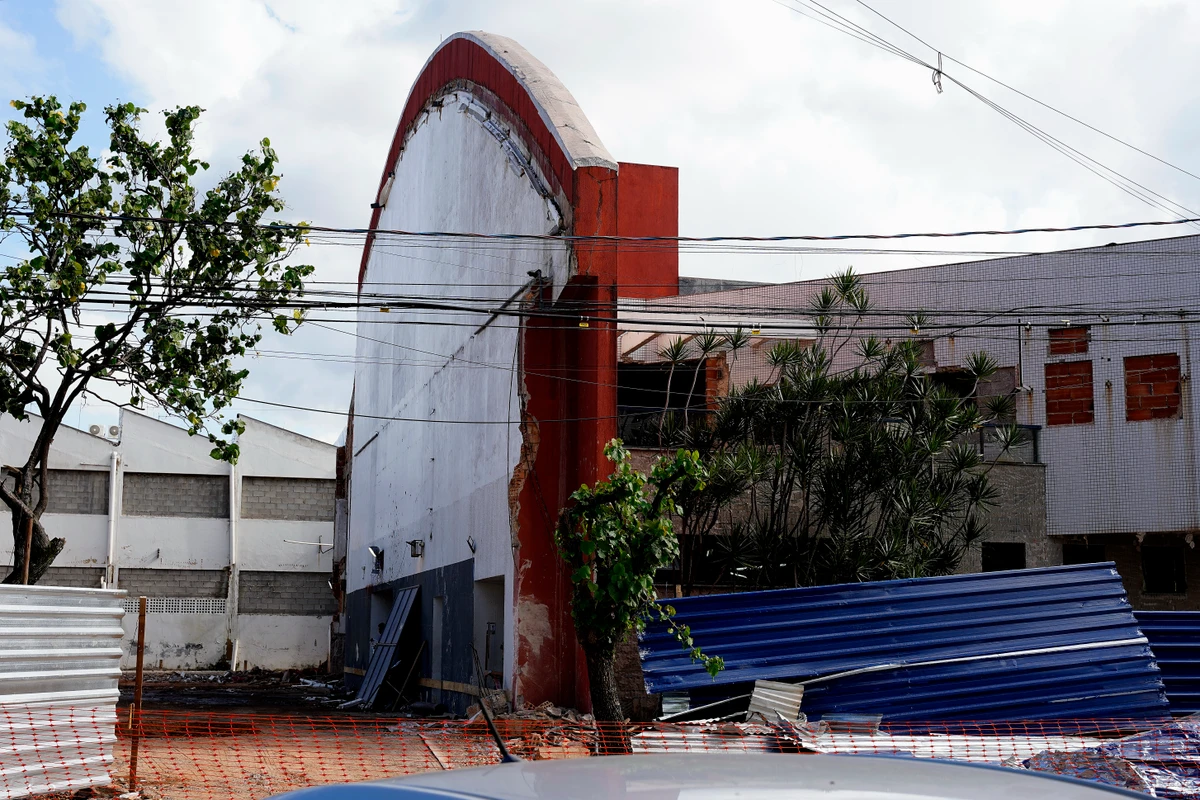 Cobertura do Ginásio Jones dos Santos Neves desaba durante reforma; ninguém ficou ferido