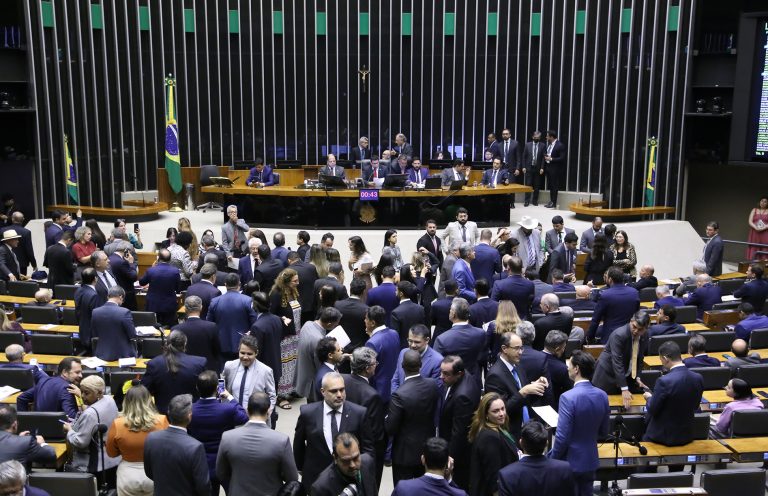 Câmara inicia semana de votações com foco em nova distribuição de cadeiras e marco das concessões