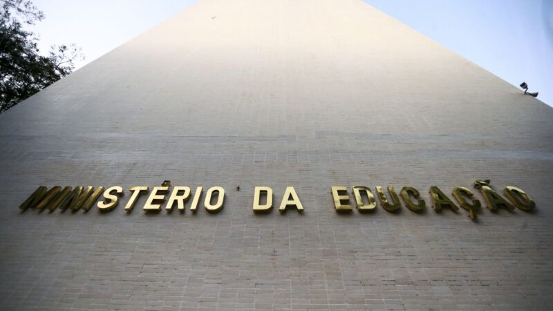 MEC proíbe opção EAD para 5 cursos e diminui total de aulas online