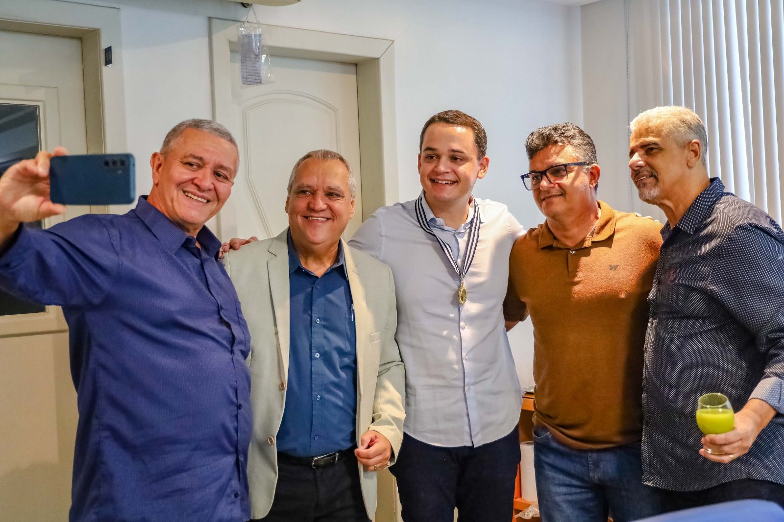 Prefeito de Vitória recebe Medalha e Certificado de Honra ao Mérito da Aspomires