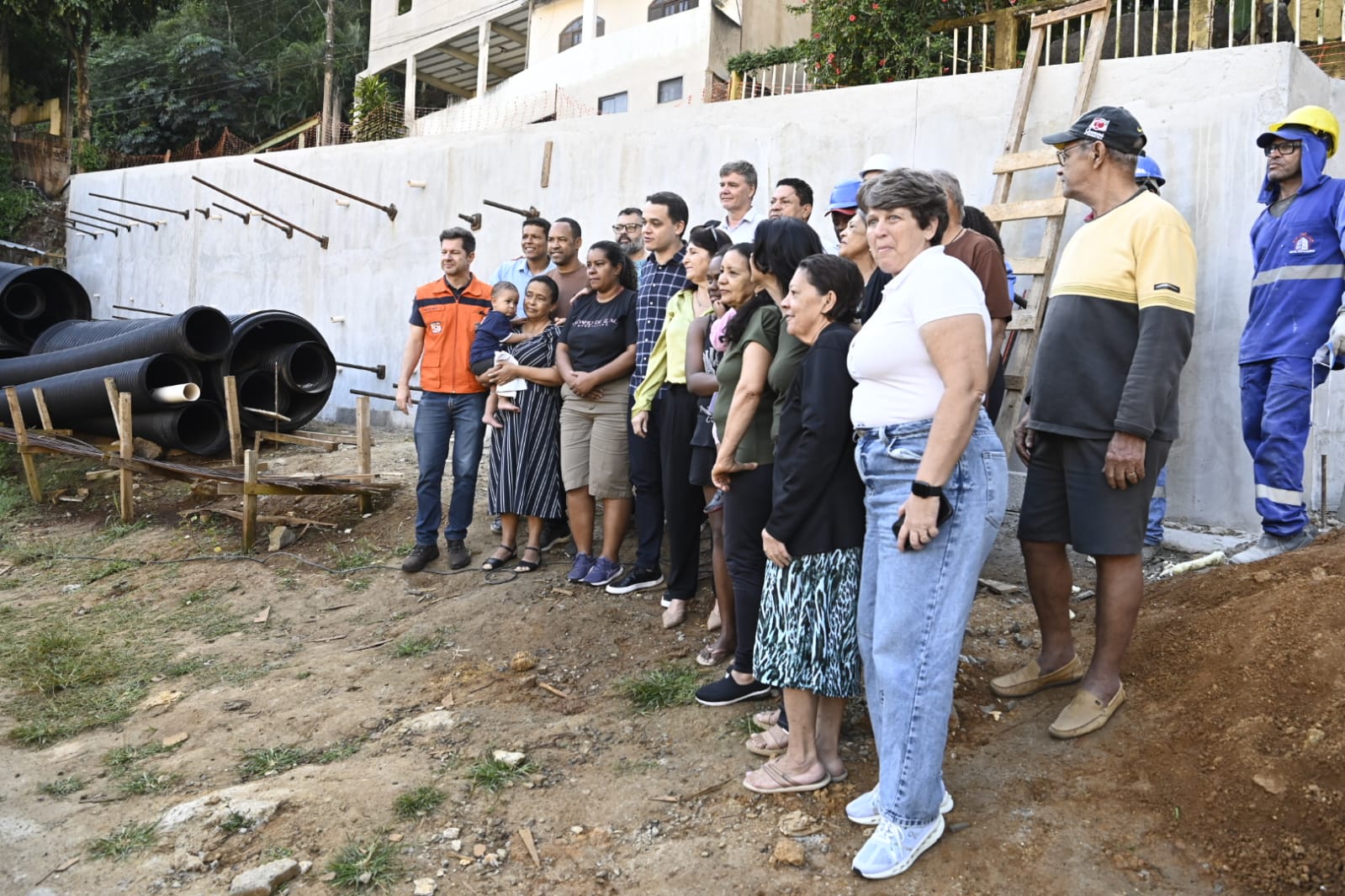 Pazolini visita obras da nova praça e encosta no bairro Universitário