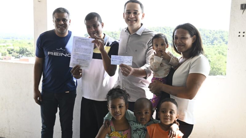 Pazolini entrega casa à família do bairro Conquista