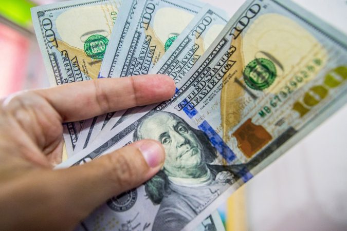 Dólar fecha em queda após conversa entre Lula e Trump; bolsa recua com realização de lucros