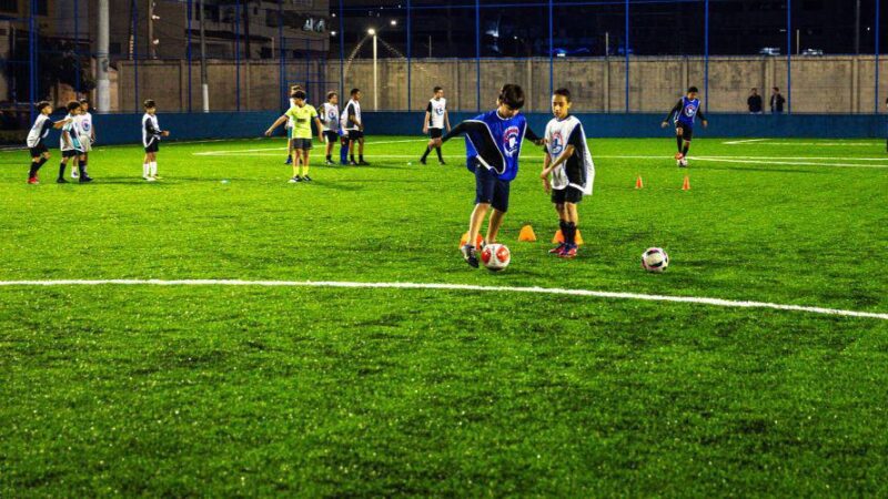 Prefeitura abre mais 300 vagas em aulas de futebol infantojuvenil