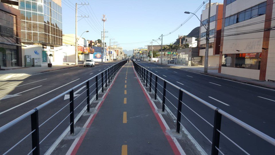 Rompimento de rede da Cesan causa prejuízos ao novo asfalto da Avenida Leitão da Silva