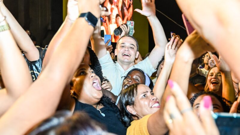 Camburi vira mar de gente: Pazolini canta sucessos de Suel e Pele Morena para 80 mil