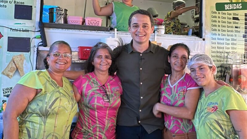 Lorenzo Pazolini vai à feira de Campo Grande, ouve demandas e sente apoio popular
