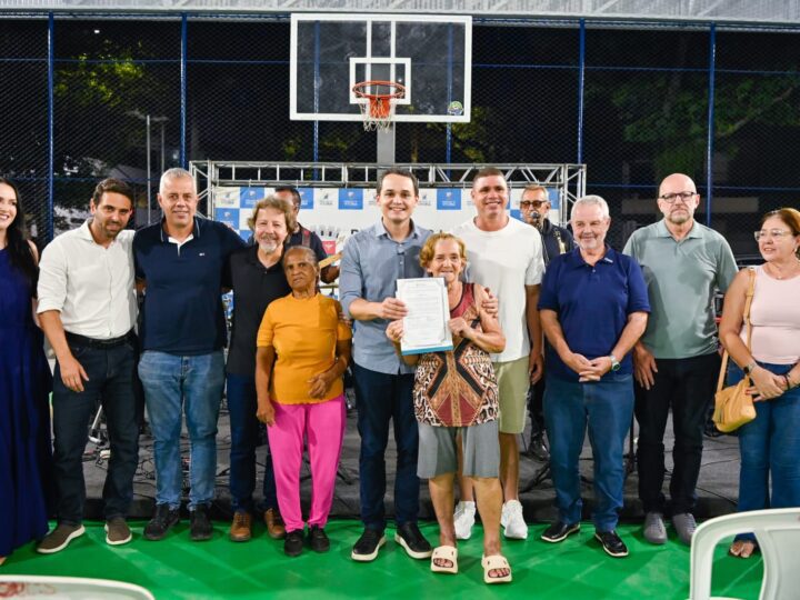 Pazolini oficializa moradias com entrega de escrituras na Praia do Suá