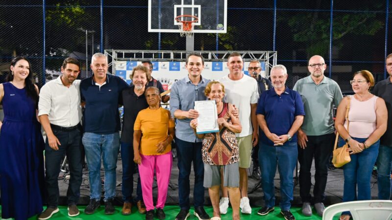 Pazolini oficializa moradias com entrega de escrituras na Praia do Suá