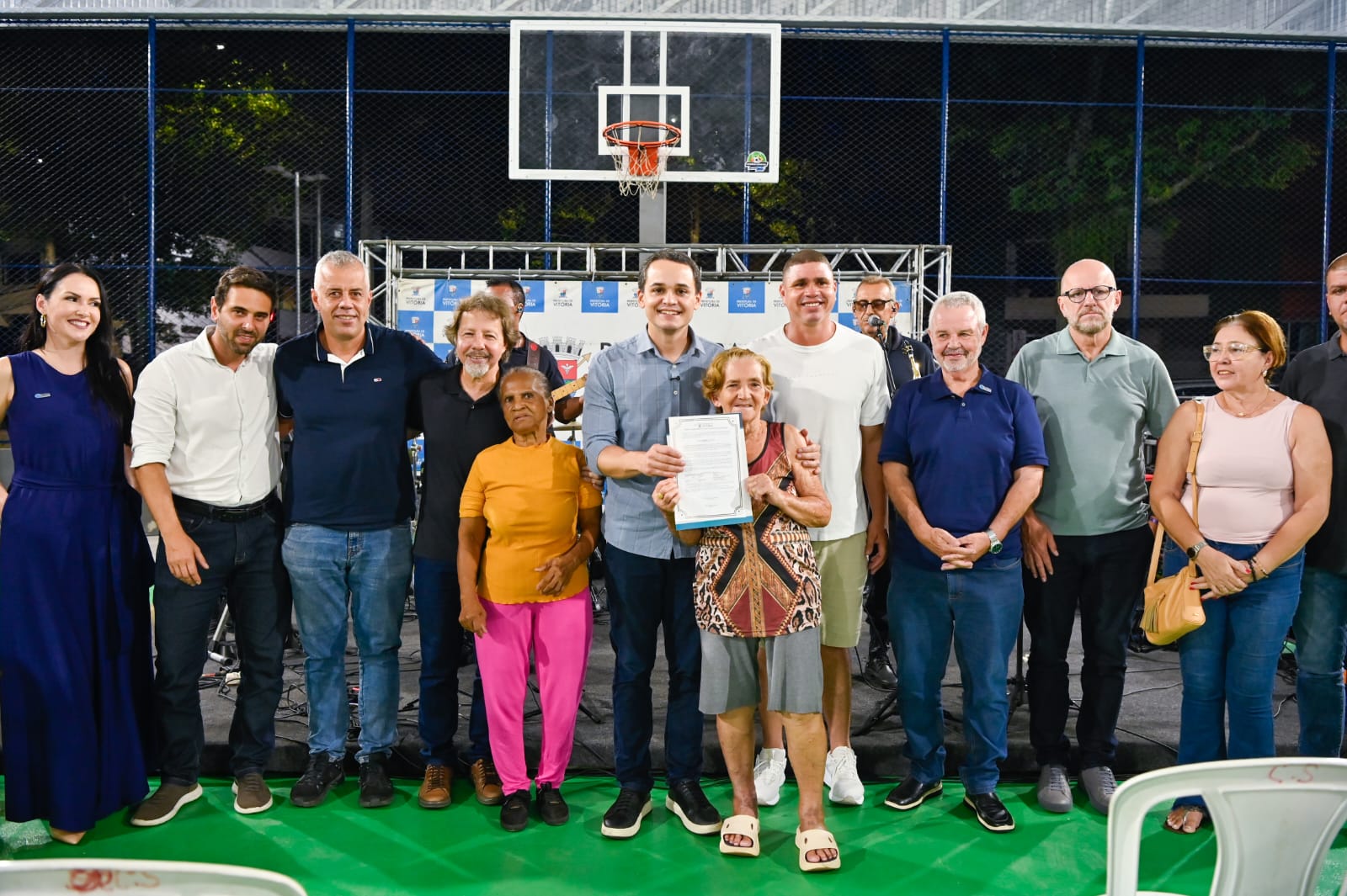 Pazolini oficializa moradias com entrega de escrituras na Praia do Suá