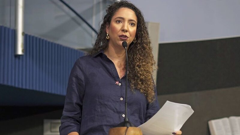 Justiça determina que vereadora Karla Coser apague vídeo com Fake News sobre doações de alimentos