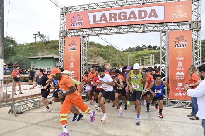 Mais de 1,5 mil pessoas participam da Corrida do Gari em homenagem aos trabalhadores