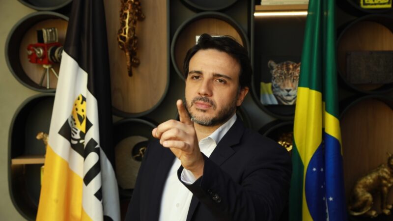 Avanço de Renan Santos nas plataformas digitais provoca reação nos bastidores de Brasília