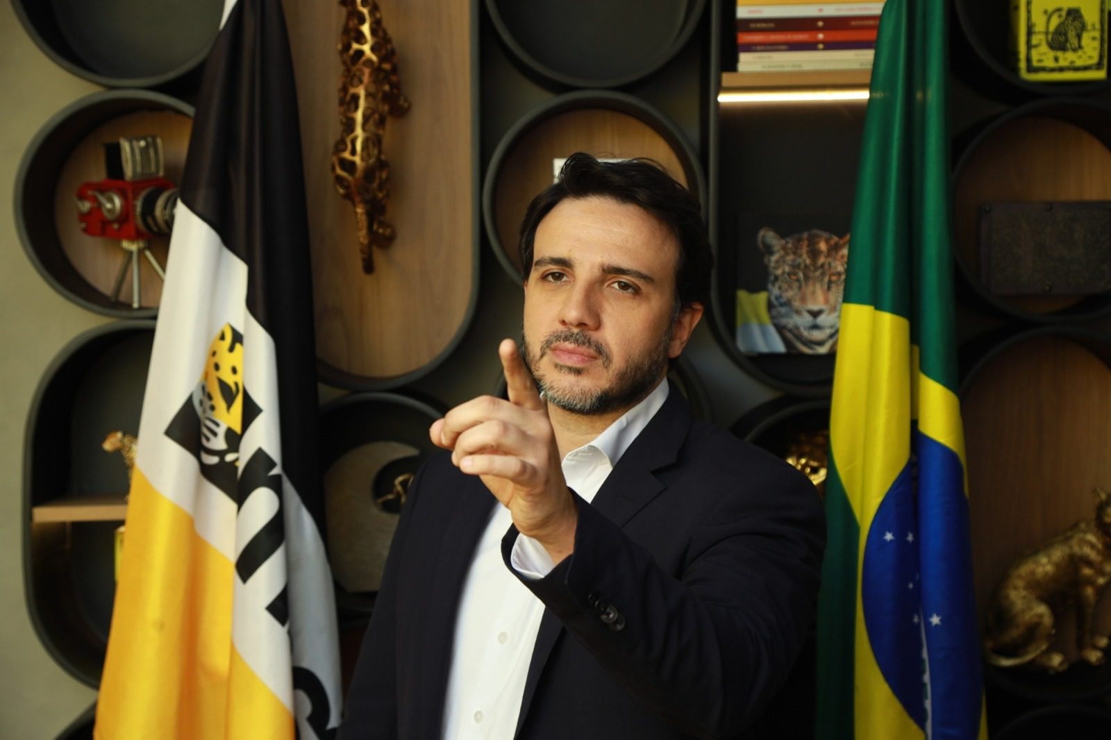 Avanço de Renan Santos nas plataformas digitais provoca reação nos bastidores de Brasília