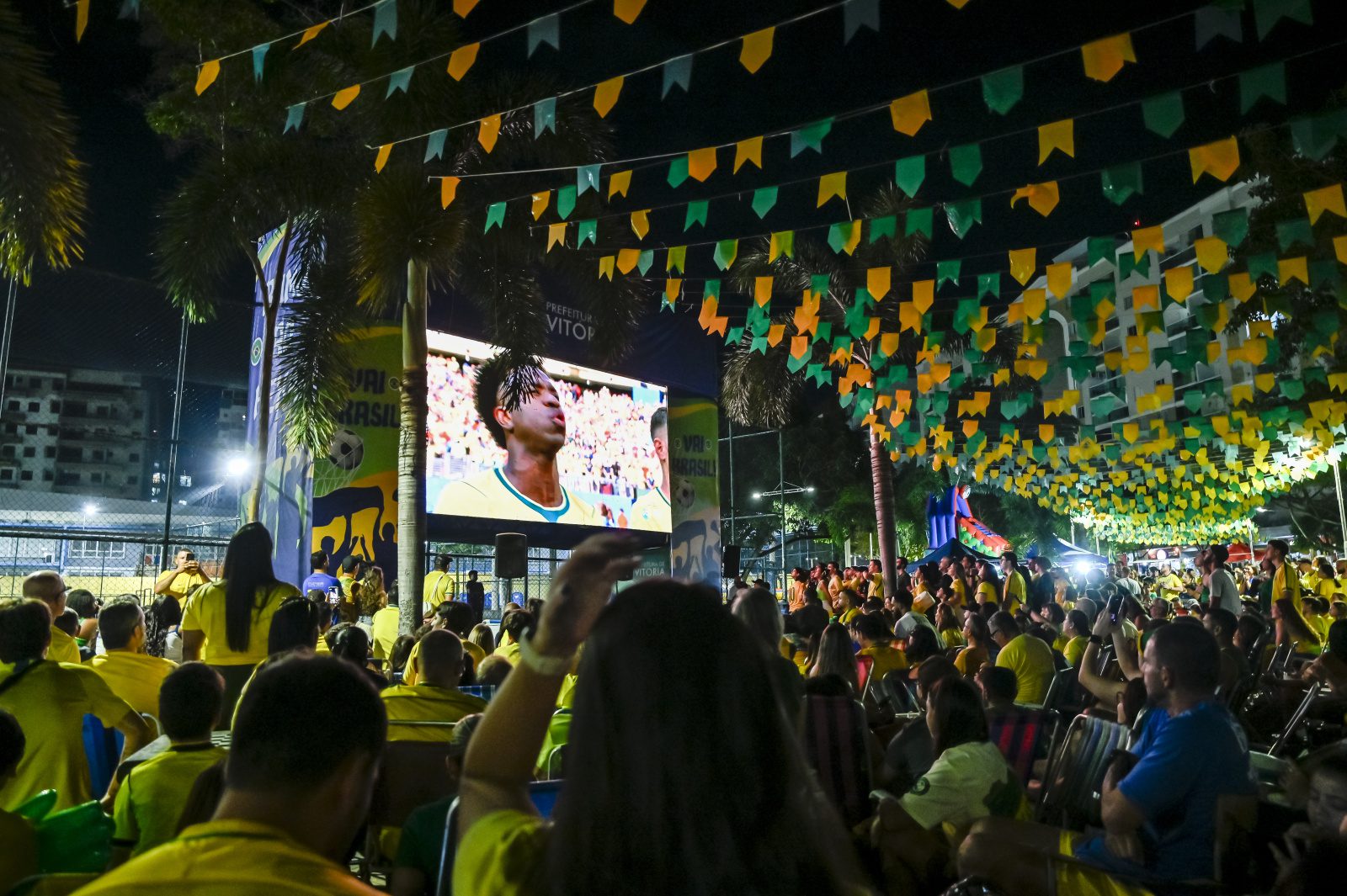 Telões da Copa movimentam Vitória e transformam bairros em grandes arquibancadas a céu aberto