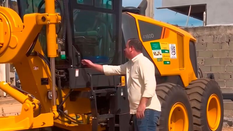 Com apoio de Dr. Victor Linhalis, Barra de São Francisco recebe patrol para melhorar estradas rurais