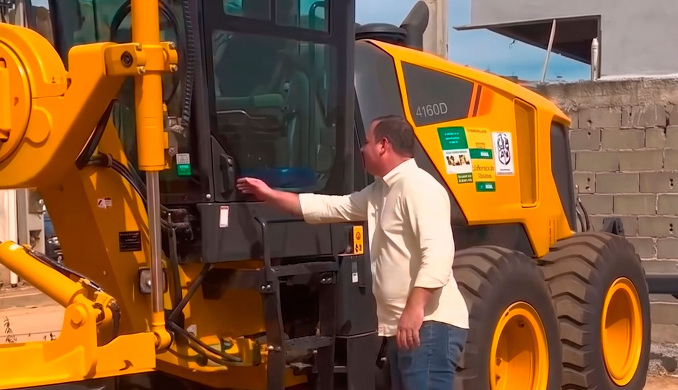 Com apoio de Dr. Victor Linhalis, Barra de São Francisco recebe patrol para melhorar estradas rurais