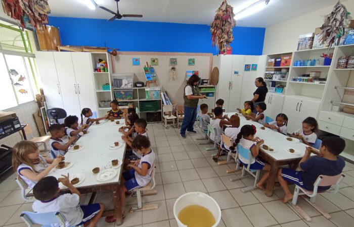 Crianças aprendem sobre cultura capixaba em oficina de panelinhas de barro em Vitória