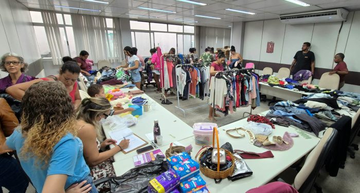 Cabide Solidário leva roupas, calçados e acessórios gratuitos a moradores de São Benedito