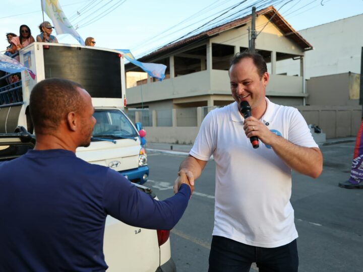 Dr. Victor e Carol Caldeira percorrem bairros da Região 5 em grande carreata
