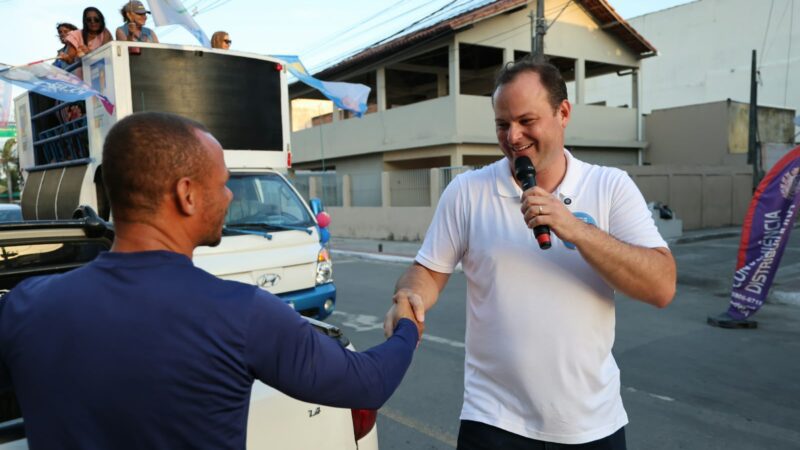Dr. Victor e Carol Caldeira percorrem bairros da Região 5 em grande carreata