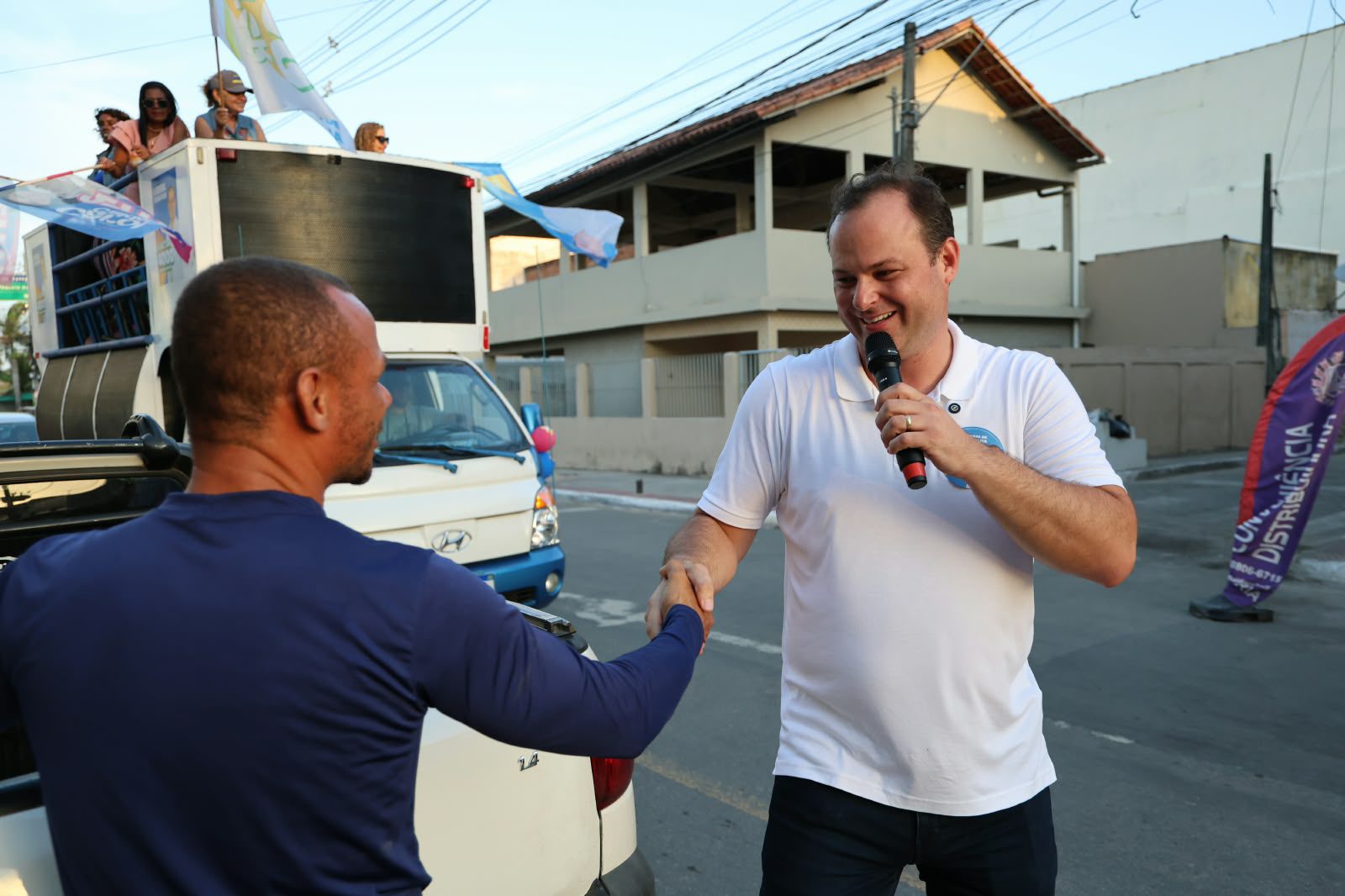 Dr. Victor e Carol Caldeira percorrem bairros da Região 5 em grande carreata