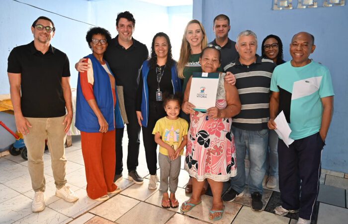 Família de Vitória recebe nova moradia pelo Casa Feliz e Segura em entrega de número 325